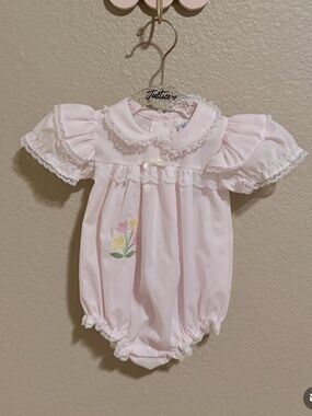 Vtg. ALEXIS PINK LACEY BUBBLE
ROMPER EMBROIDERED TULIPS Baby Size 9 months